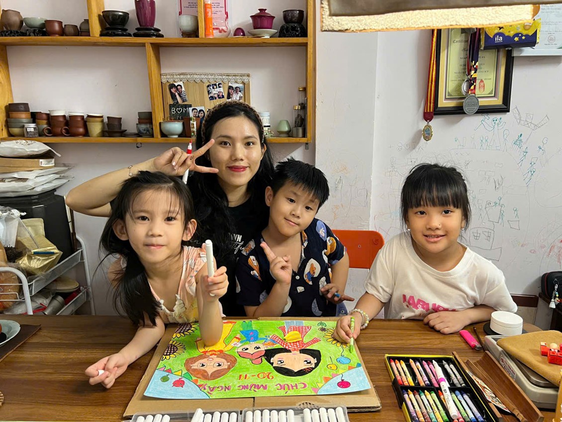 Hoạt động phối hợp cùng phụ huynh:   Vẽ cô giáo của em  - Lớp 5-6 tuổi(1)