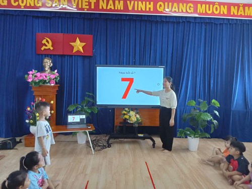 Hoạt động làm quen với toán:  Nhận biết chữ số 7  - Lớp 5-6 tuổi(2)