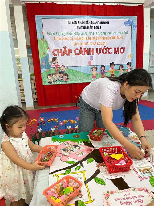 HOẠT ĐỘNG PHỐI HỢP VỚI PHỤ HUYNH LÀM BÁO TƯỜNG CHÀO MỪNG NGÀY NHÀ GIÁO VIỆT NAM 20 - 11 ( Nhóm nhà trẻ 24 - 36 tháng)