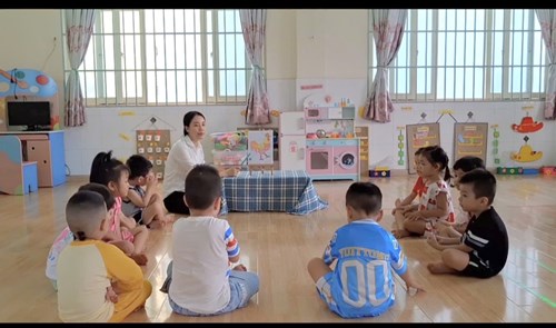 Đề tài: TÔ MÀU CON GÀ TRỐNG. Lớp: 3-4 tuổi(2)