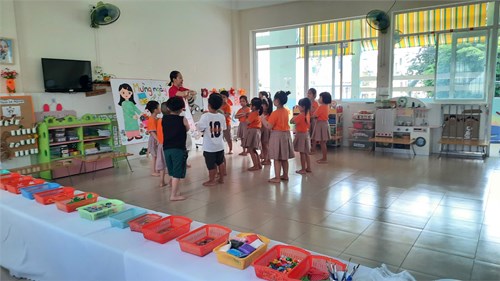 Hoạt động tạo hình:  Làm thiệp tặng cô  - Lớp 5-6 tuổi(2)