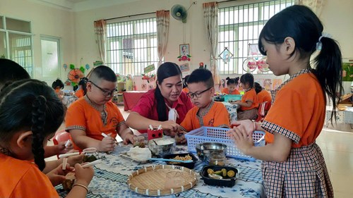 Hoạt động trải nghiệm:  Bé làm tắc ngâm mật ong  Lớp 5-6 tuổi(1)