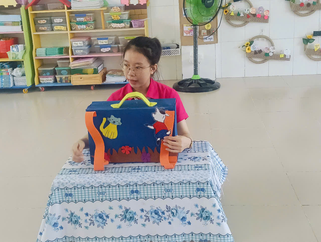 Hoạt động Kể chuyện   Ai đáng khen nhiều hơn  - Lớp 5-6 tuổi(1)