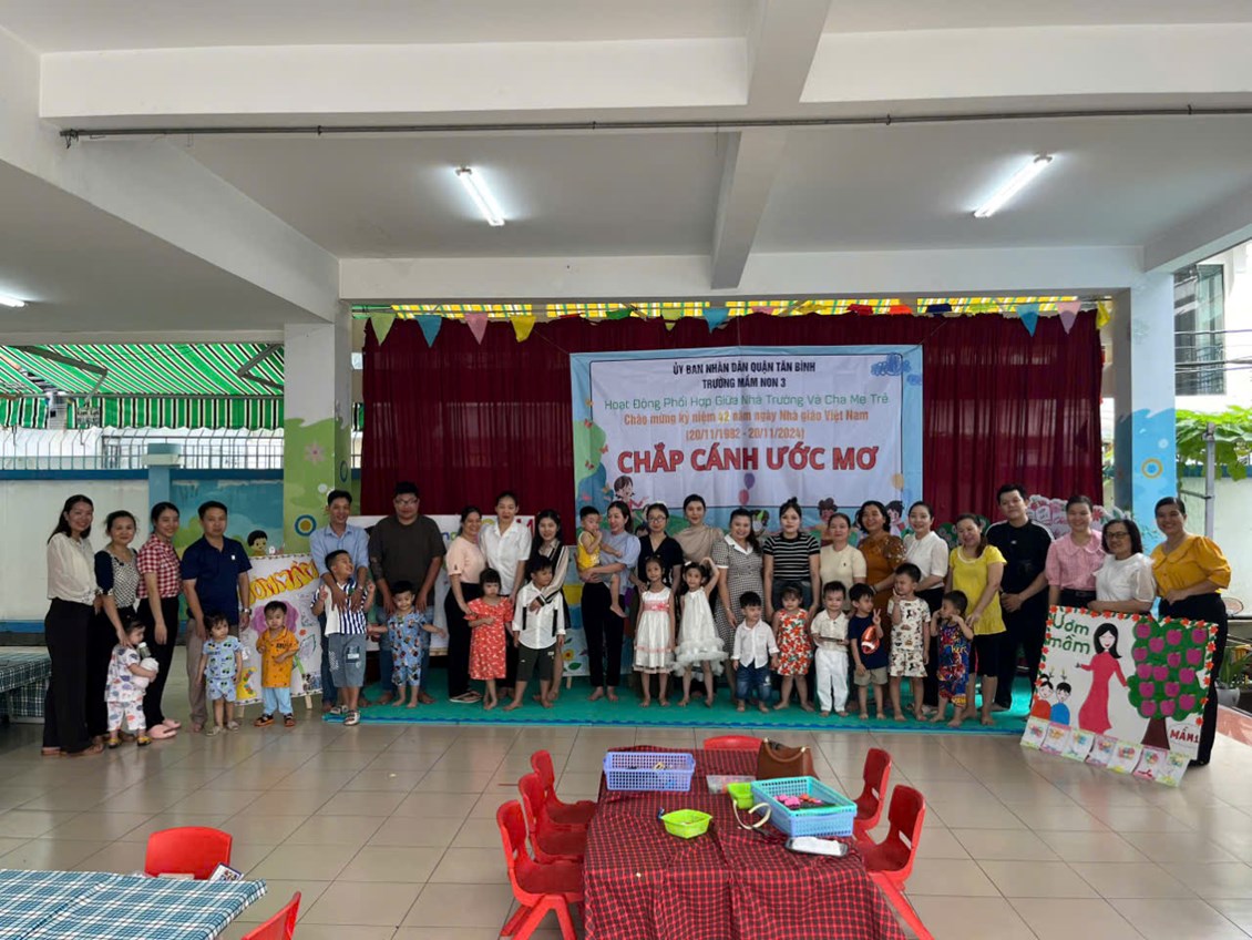 Hoạt động phối hợp cùng cha mẹ trẻ làm báo tường chủ đề  Chắp cánh ước mơ  nhân dịp chào mừng Kỷ niệm 42 năm ngày nhà giáo Việt Nam 20/11 - Phân hiệu 1