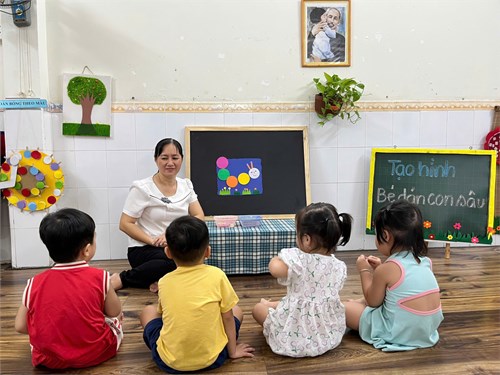 Đề Tài: Dán Con Sâu ( Nhóm Nhà Trẻ 24 -36 tháng)