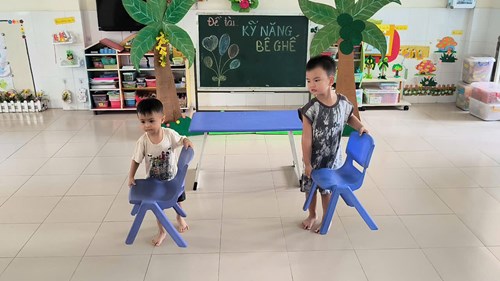 Đề tài: DẠY BÉ KĨ NĂNG BÊ GHẾ. Lớp: 3-4 tuổi(3)