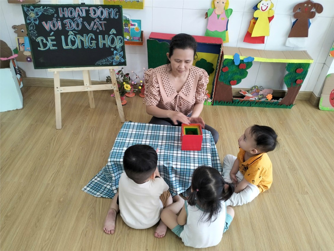 Đề Tài: Bé Lồng Hộp
Nhóm lớp: Nhà trẻ ( 18 - 36 tháng)