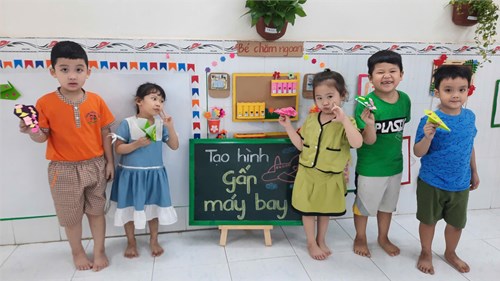 PTTM: Gấp máy bay - Lớp 4-5 tuổi (1)