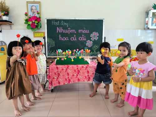 Đề tài: NHUỘM MÀU HOA CỦ CẢI. Lớp: 3-4 tuổi(3)
