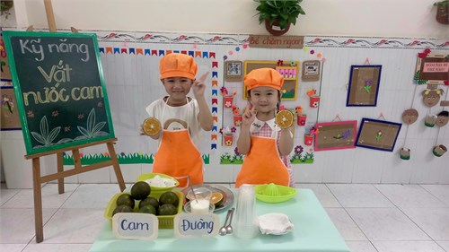 Kỹ năng:  Vắt nước cam - Lớp 4-5 tuổi (1)