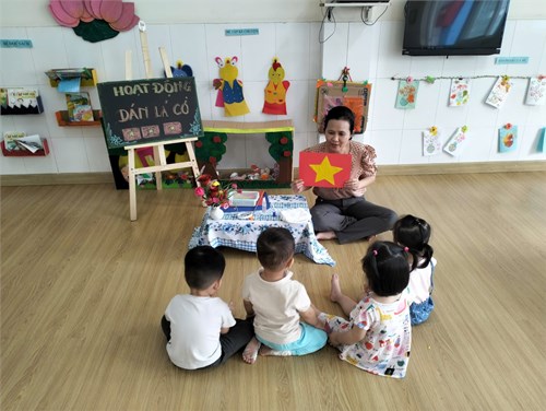 Đề tài: Dán Lá Cờ. Nhóm Nhà trẻ ( 24 -36 tháng)