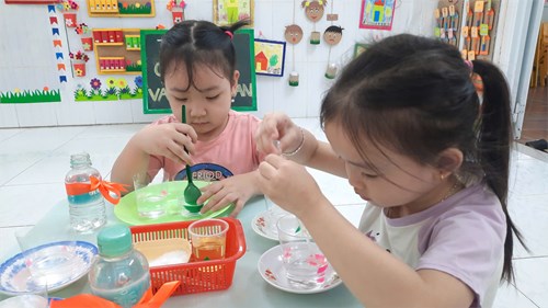 HĐ Thử nghiệm: Chất tan và  không tan - Lớp 4-5 tuổi (1)
