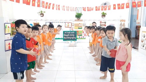 PTTC: Chuyền bóng theo hàng ngang- Lớp 4-5 tuổi (1)