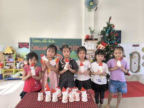 Hoạt động   Làm đồ chơi ông già Noel đễ thương  - Lớp 5-6 tuổi(1)