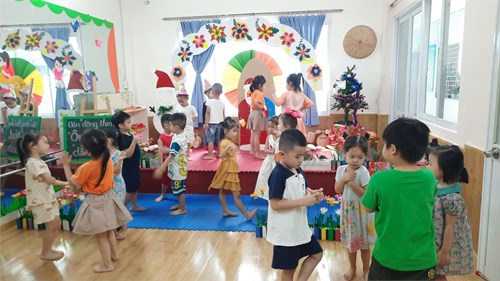 PTTM: VĐTN: Ông Noel dễ thương- Lớp 4-5 tuổi (1)