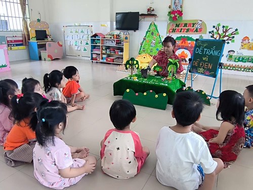 Đề tài: KỂ CHUYỆN   DÊ TRẮNG- DÊ ĐEN .Lớp: 3-4 tuổi(3)