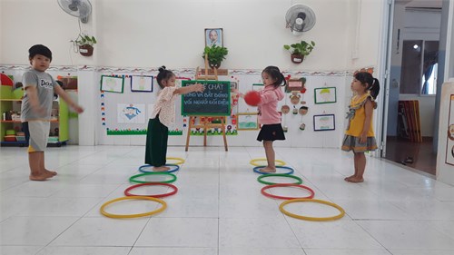 PTTC: Tung và bắt bóng với người đối diện - Lớp 4-5 tuổi (1)