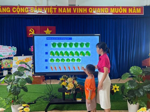 Hoạt động LQVT:   Nhận biết chữ số 8  - Lớp 5-6 tuổi(2)