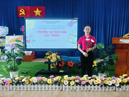 Hoạt động LQVH:  Kể chuyện Sự tích Hoa cúc trắng  - Lớp 5-6 tuổi(1)
