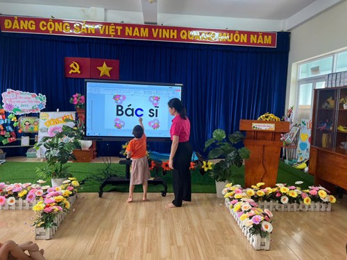 Hoạt động LQCV:   Chữ I, T, C  