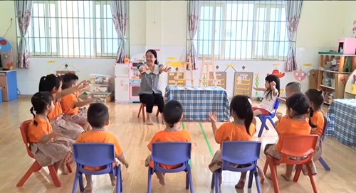 Đề tài: XẾP HÌNH ĐỐI XỨNG. Lớp: 3-4 tuổi(2)