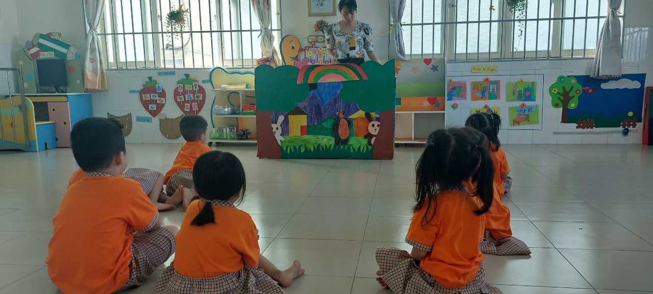 Làm quen văn học ; kể chuyện ;    bác gấu đen và hai chú thỏ  
