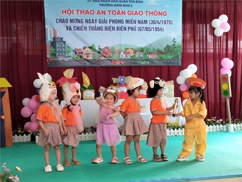 BÉ ĐÓNG KỊCH ; Câu chuyện   QUA ĐƯỜNG   