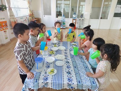 Bé tập pha nước chanh . Lớp : 3- 4 tuổi (2)