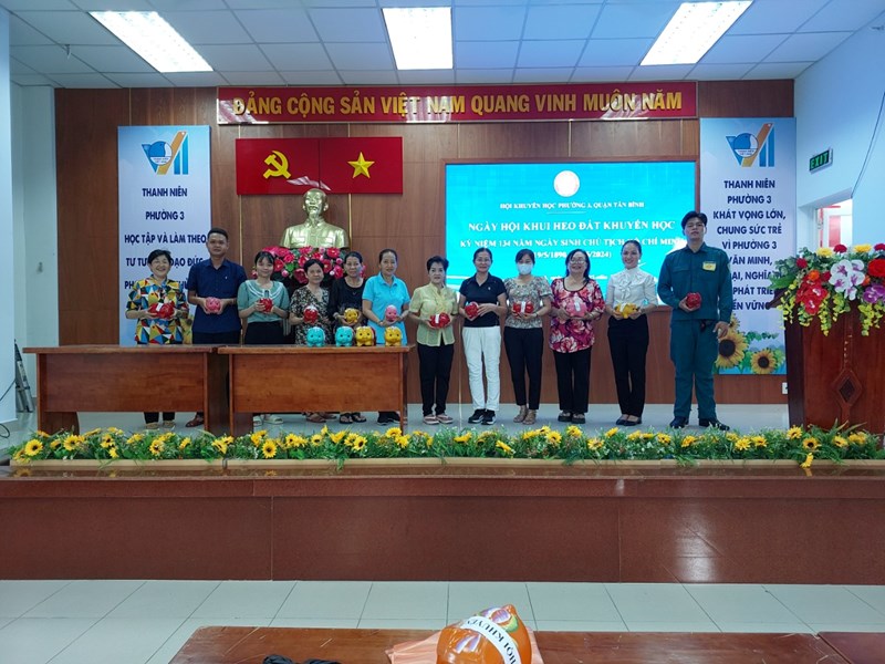 Tham gia ngày hội khui heo đất tại Hội khuyến học Phường 3