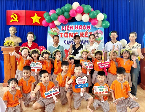 Liên hoan tổng kết năm học của các bé Lớp Lá 2