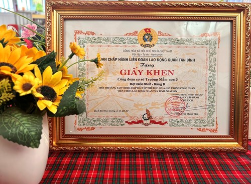 LĐLĐ Quận Tân Bình trao giấy khen giải Nhất - Bảng B cho CĐCS Trường Mầm non 3 trong Hội thi sáng tạo video-clip bài tập thể dục giữa giờ trong lao động năm 2024.