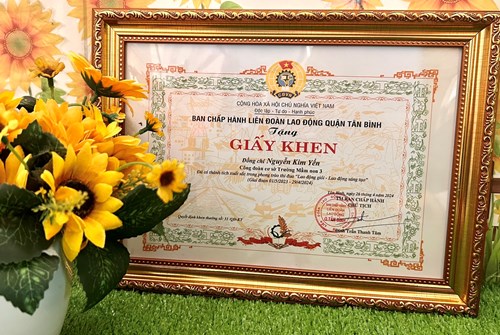 LĐLĐ Quận Tân Bình trao tặng giấy khen cho Đ/c Nguyễn Kim Yến đã có thành tích xuất sắc trong phong trào thi đua  Lao động giỏi - Lao động sáng tạo  giai đoạn 01/5/2023 - 29/4/2024.
