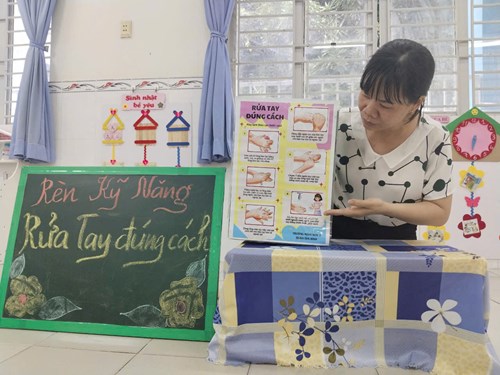 Kỹ năng: Rèn trẻ rửa tay đúng cách - Lớp 4-5 tuổi (2)