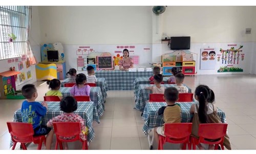 Hoạt động thí nghiệm.Đề tài: SỰ KÌ DIỆU CỦA NƯỚC MUỐI.Lớp: 3-4 tuổi(1)