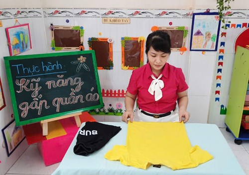 Kỹ năng : Bé gấp quần áo (Lớp chồi 1)