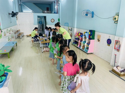 Trường mầm non phường 4 phối hợp tổ chức khám sức khỏe cho trẻ tại đơn vi
