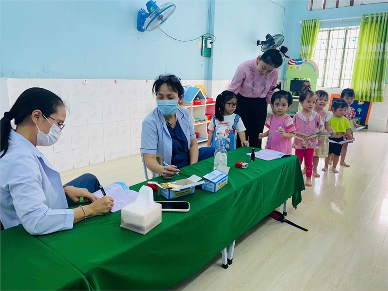 Trẻ khám sức khỏe đầu năm