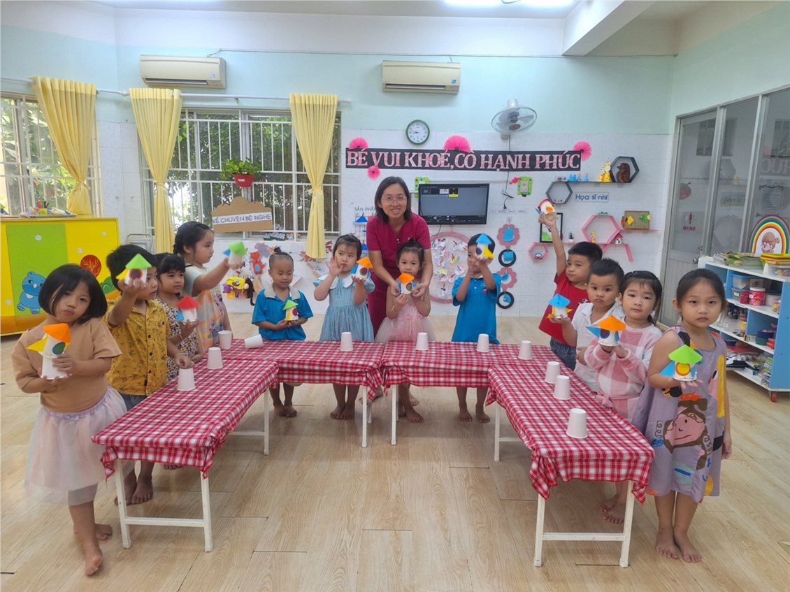 Bé làm phi thuyền từ ly giấy