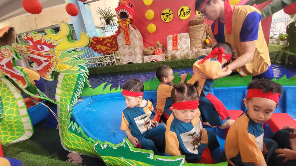 Các bé tham gia chơi Làng quê Bắc bộ
