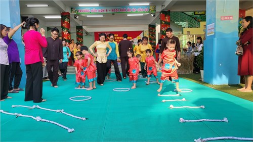 Bé và ba mẹ tham gia chuyên đề   phát triển vận động : bật chụm tách chân