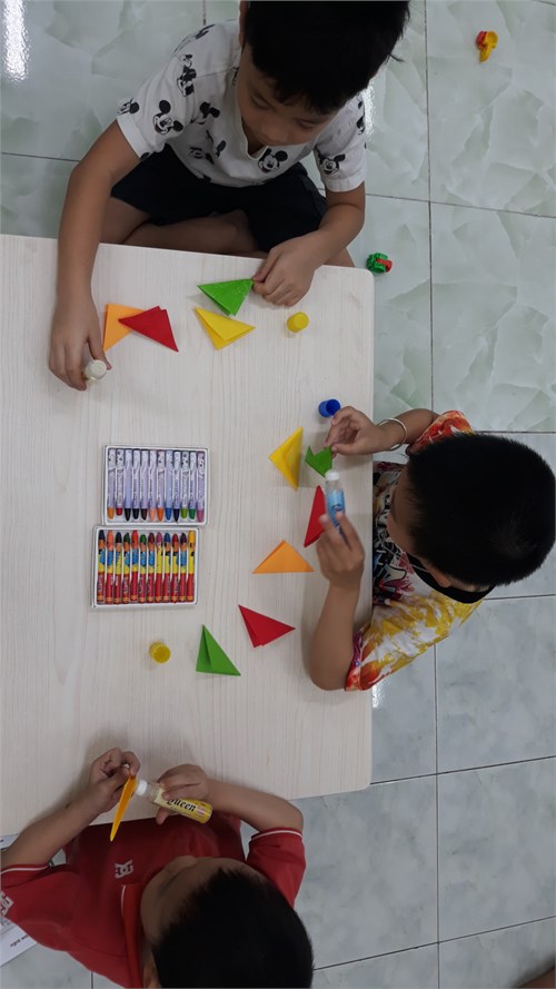 Bé làm con diều