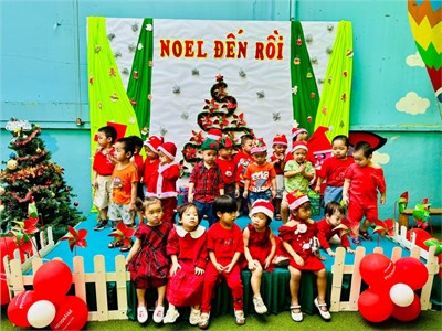 Các bé chơi lể hội  Noen Đến Rồi 