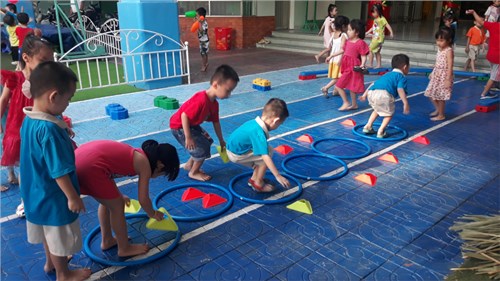 Hoạt động ngoài trời của các bé Chồi 3