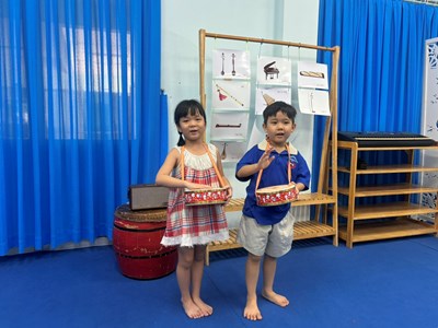 Giờ học âm nhạc của các bé