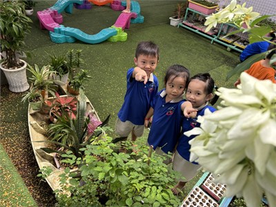 Hoạt động ngoài trời của các bé