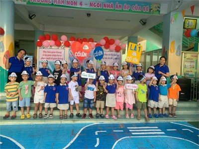 Bé tham gia  ngày hội   bé vui giao thông 