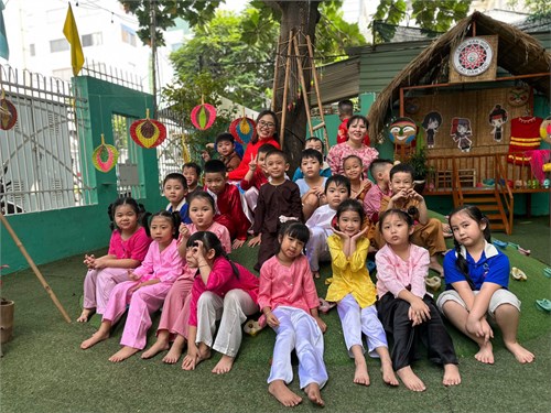 Các bé lớp Lá 2 tham gia chuyên đề âm nhạc đa văn hóa