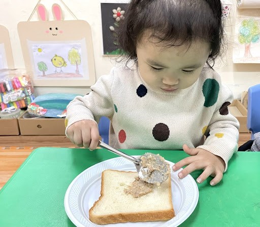 Hướng dẫn trẻ làm bánh mì kẹp pate