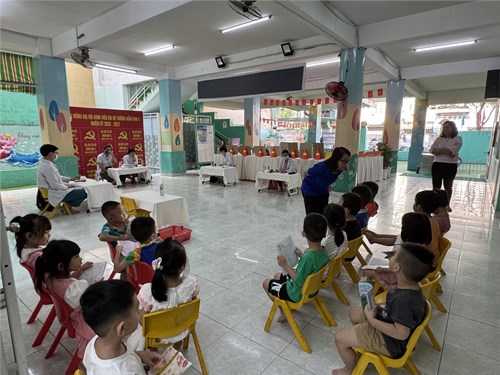 Các bé Chồi 1 khám sức khoẻ