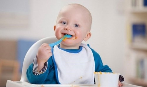 Cách tập thìa, dĩa (muỗng, nĩa) cho bé tự xúc ăn